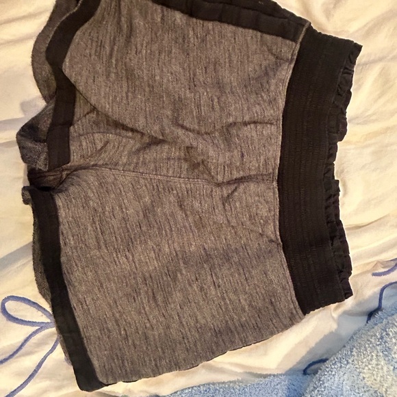 Lululemon shorts size 4 barely worn - Picture 3 of 3